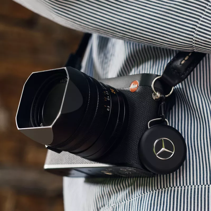 Chipolo LOOP Mercedes – nabíjateľný Bluetooth tracker so silikónovým pútkom pre iOS & Android, čierna
