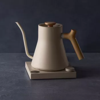 Fellow Stagg EKG PRO elektrická kanvica na pour-over 900ml sezamovo-béžová s drevenou rukoväťou