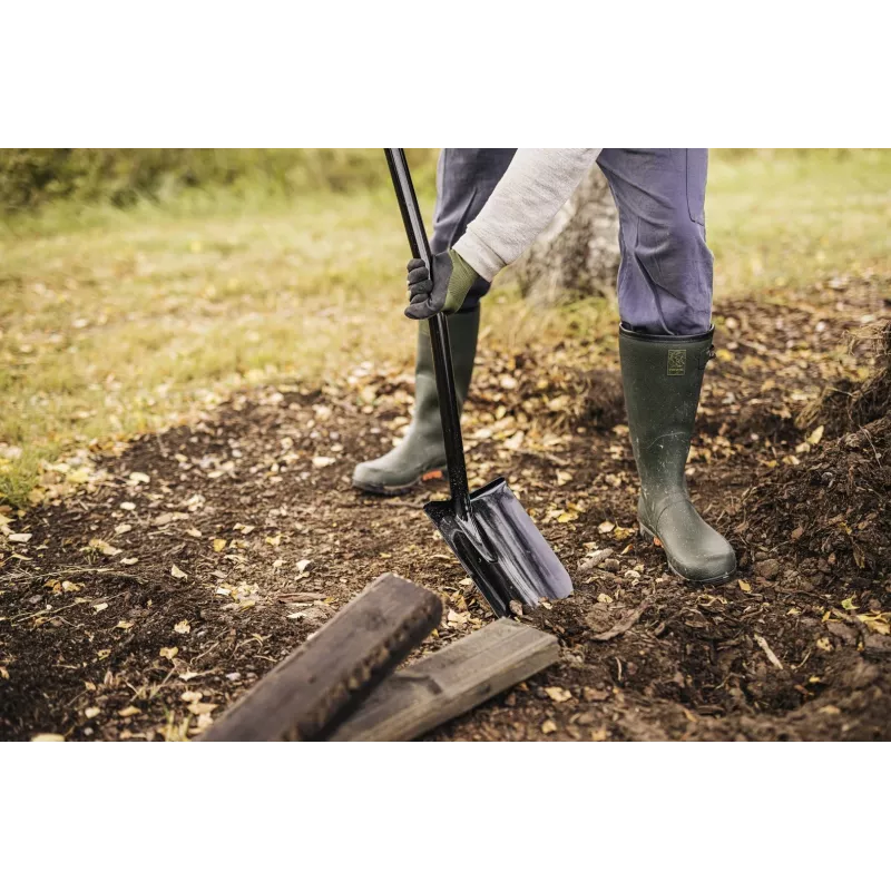 FISKARS SOLID+ XL rýľ s dlhou oceľovou rúčkou, borónová oceľová čepeľ, D rukoväť, 1250 mm