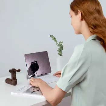 JISULIFE ručný ventilátor 8 hnedý - prenosný nabíjateľný mini ventilátor s funkciou powerbanky