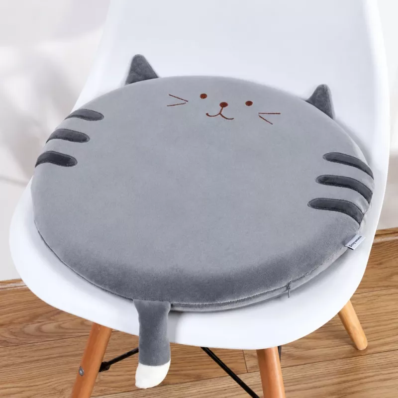 LEAN okrúhly plyšový vankúš na stoličku mačka sivý mäkké sedenie 40 cm