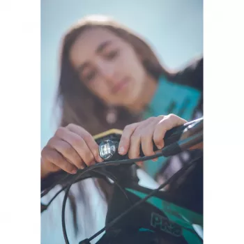 Lezyne LED svetelná sada USB pár – 200 lúmenov vpredu & 10 lúmenov vzadu, IPX7, integrované USB nabíjanie