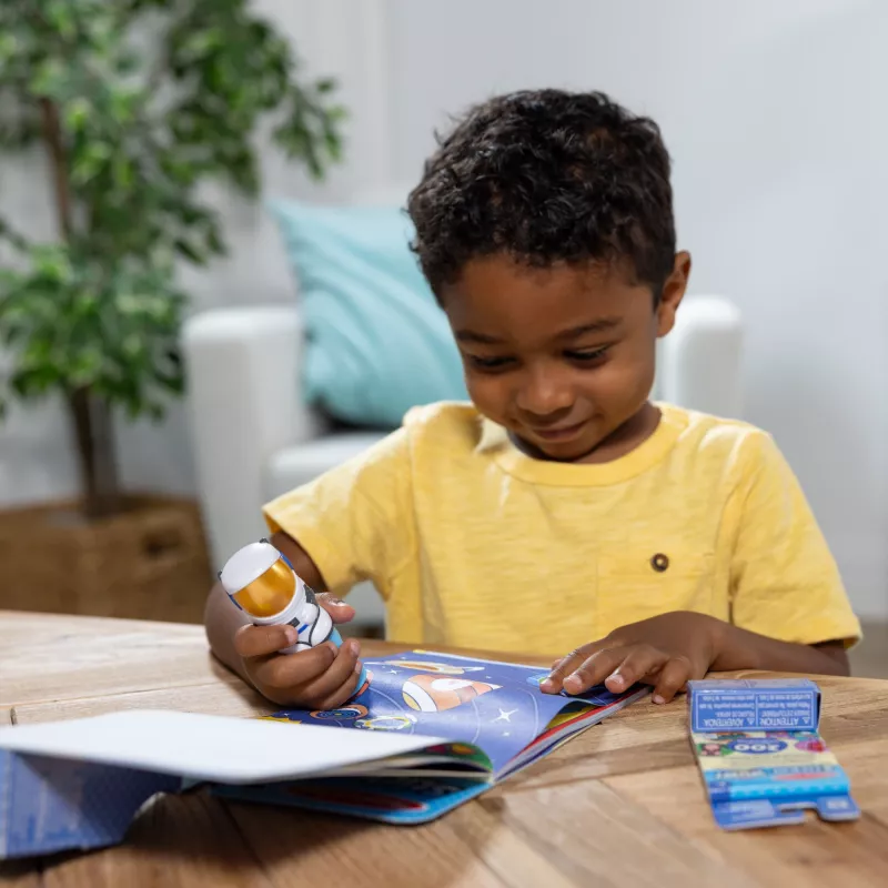 Melissa & Doug Sticker WOW! Astronaut – pečiatka na nálepky a blok
