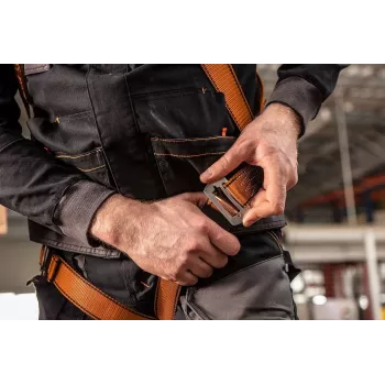 NEO TOOLS bezpečnostná sada s isteným lanom – PROTEKT P-01 postroj, 2m jadrové lano, oceľová karabína, EN 361/354/363, CE 0082