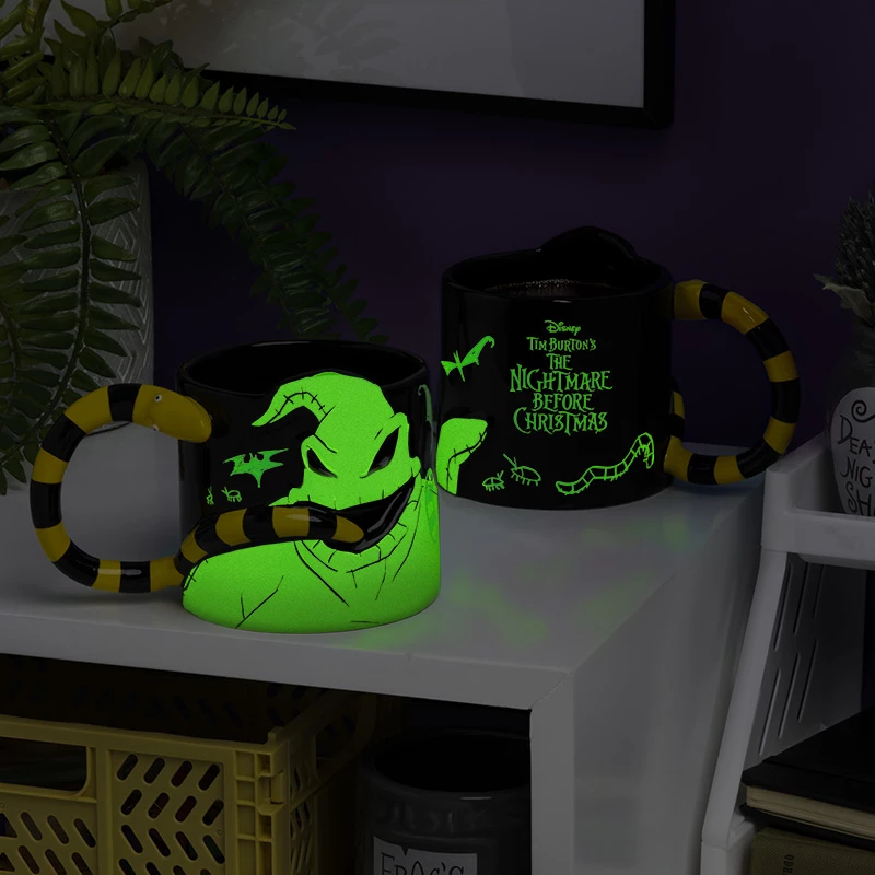 Paladone hrnček v tvare Oogie Boogie svietiaci v tme