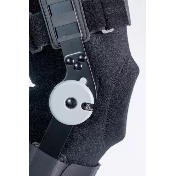REH Stabilmax O-1243/4XL otvorená dlhá bandáž na koleno s nastaviteľnými popruhmi, čierna, 4XL