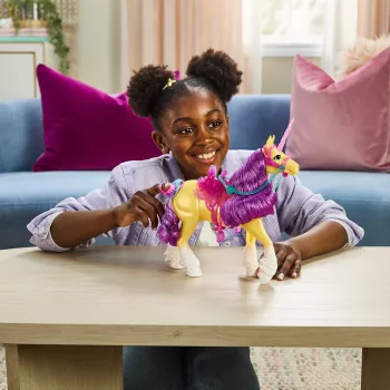 SPINMASTER Unicorn Academy - jednorožec Leaf (28 cm, so skutočnou hrivou a chvostom, odnímateľnou uzdečkou, sedlom a kefou)